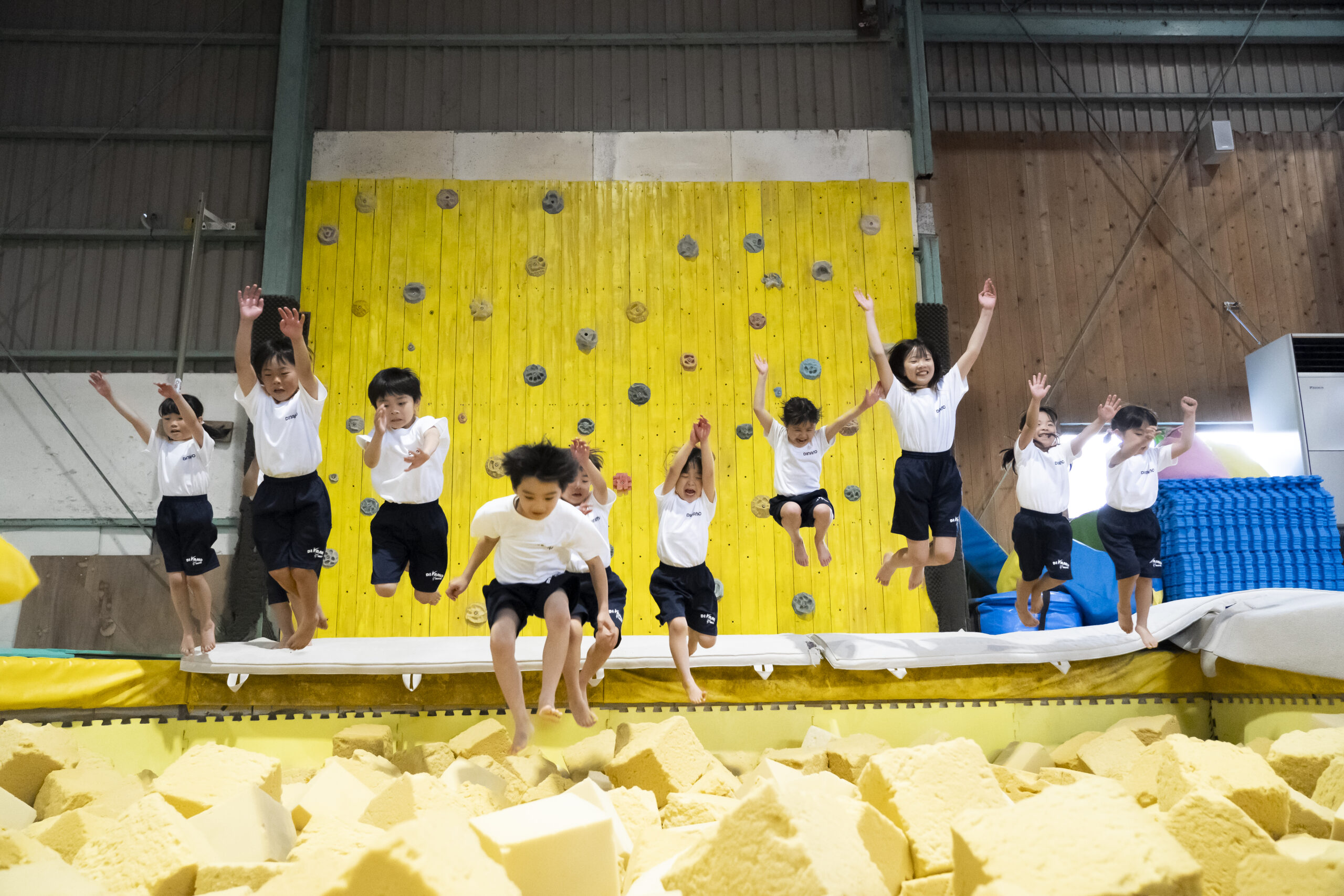 - 爆発の鼓動を子どもたちへ -
挑戦を奪わず 失敗を笑わず
できた！を積み重ねて
自ら目覚める体操教室